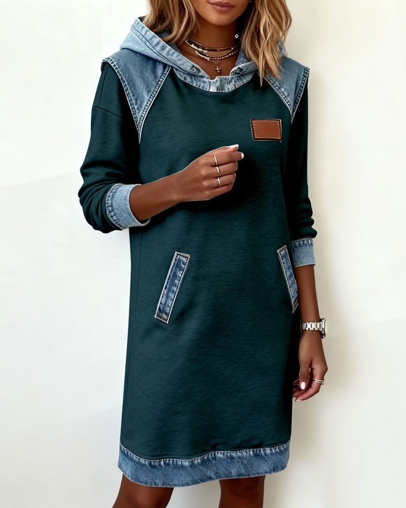 Abito con cappuccio e inserti in denim