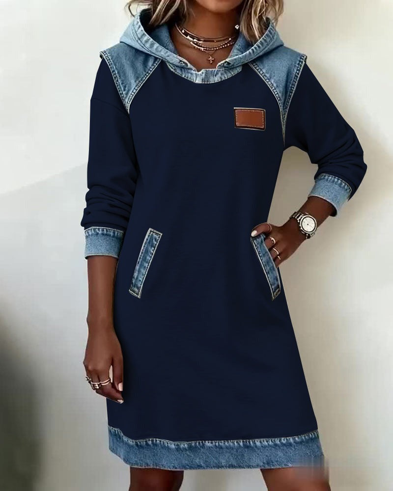 Abito con cappuccio e inserti in denim