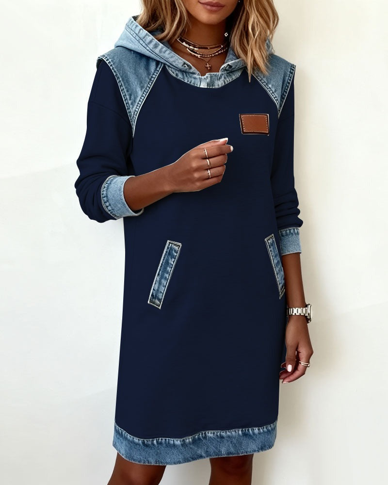 Abito con cappuccio e inserti in denim