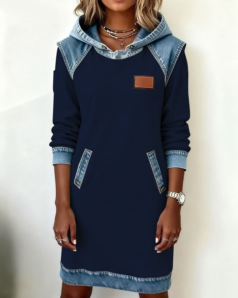Abito con cappuccio e inserti in denim
