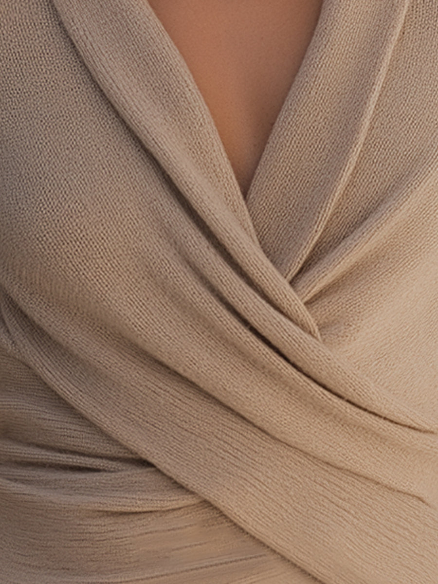 Top avvolgente in maglia drappeggiata color taupe