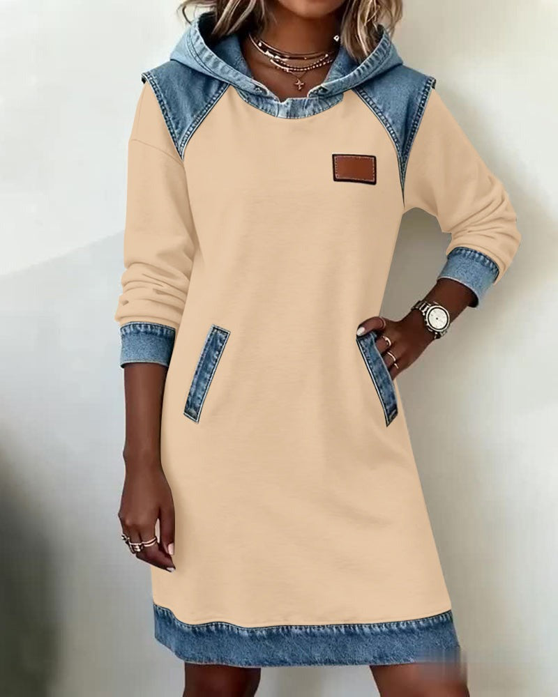 Abito con cappuccio e inserti in denim