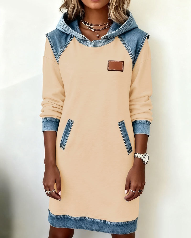 Abito con cappuccio e inserti in denim