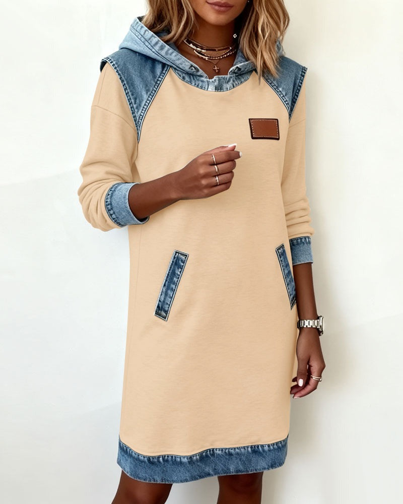 Abito con cappuccio e inserti in denim