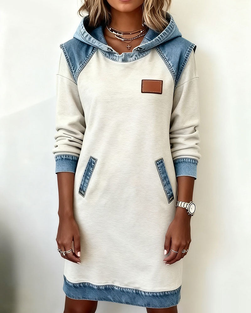 Abito con cappuccio e inserti in denim