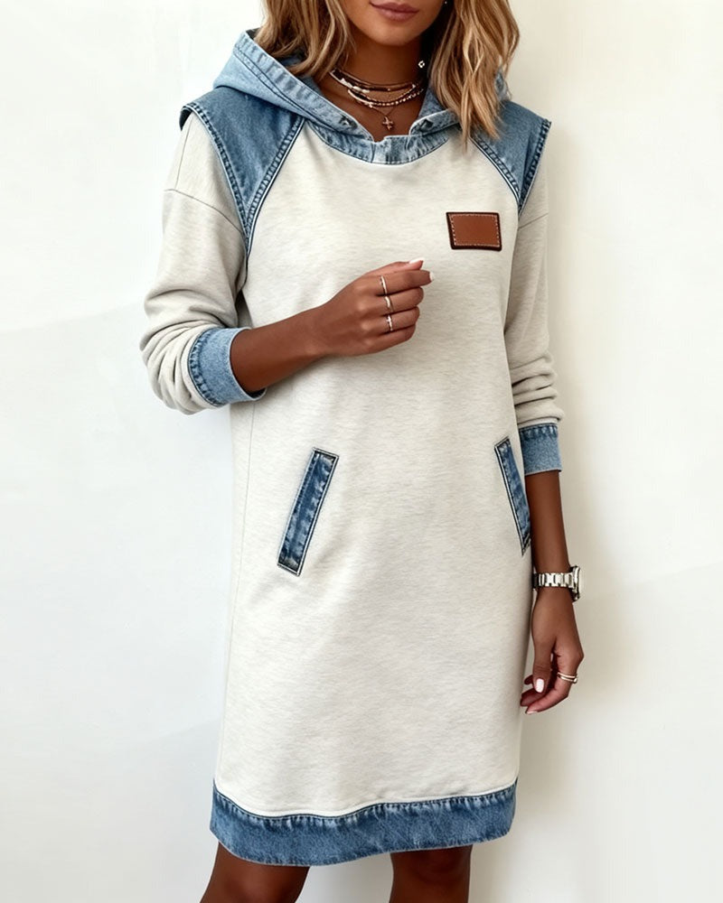Abito con cappuccio e inserti in denim