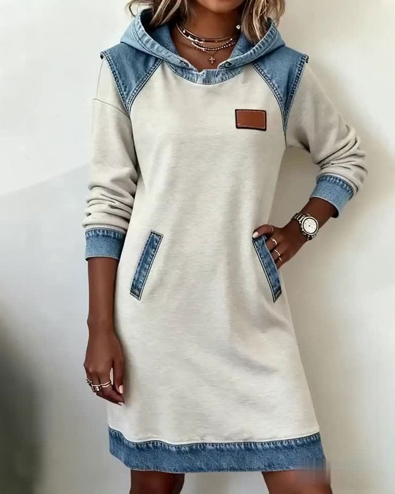 Abito con cappuccio e inserti in denim